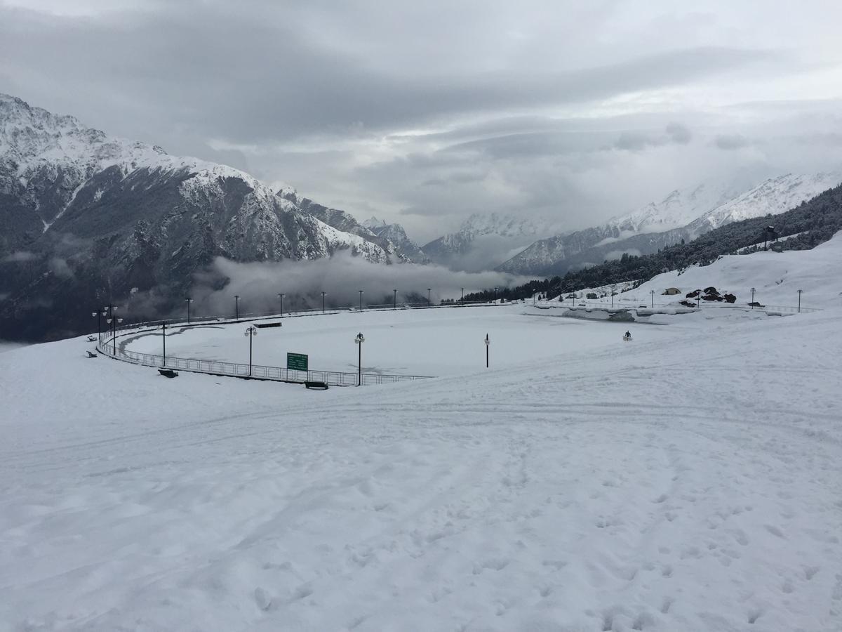 Clifftop Club Auli Joshīmath Kültér fotó